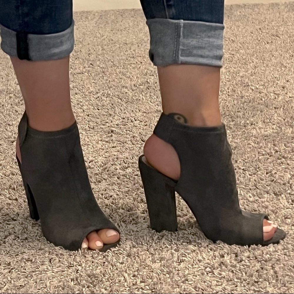 Aldo charcoal gray suede peep-toe chunky heel sandal size 7